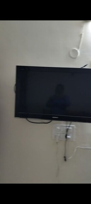 Furnished Amenities in 2.5 BHK Apartment at Arun Vihar Sector 37, Sector 37 – for Rent