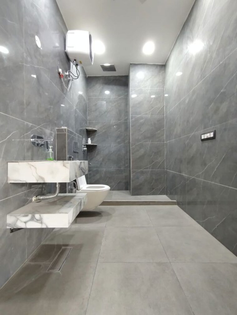 Bathroom, vasant kunj 5 Bedroom 500 Sq.Yd. Builder Floor In Vasant Kunj Delhi 10759775