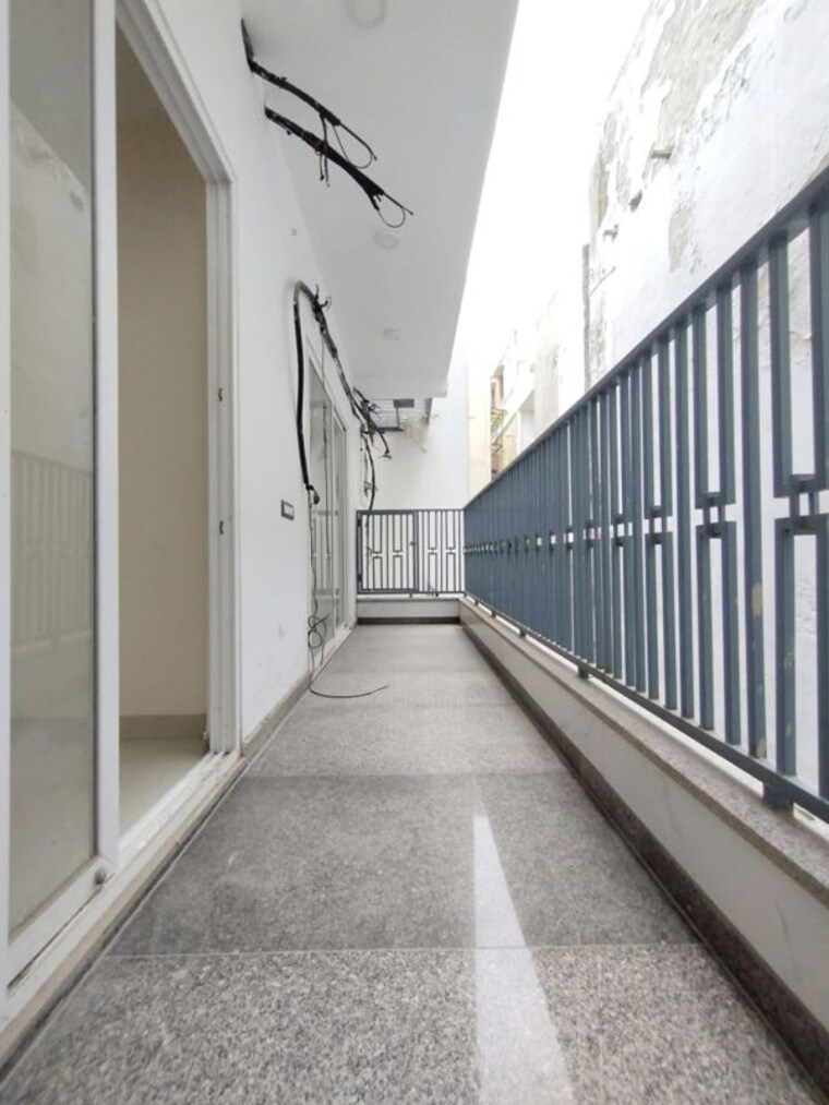 Balcony, vasant kunj 5 Bedroom 500 Sq.Yd. Builder Floor In Vasant Kunj Delhi 10759775