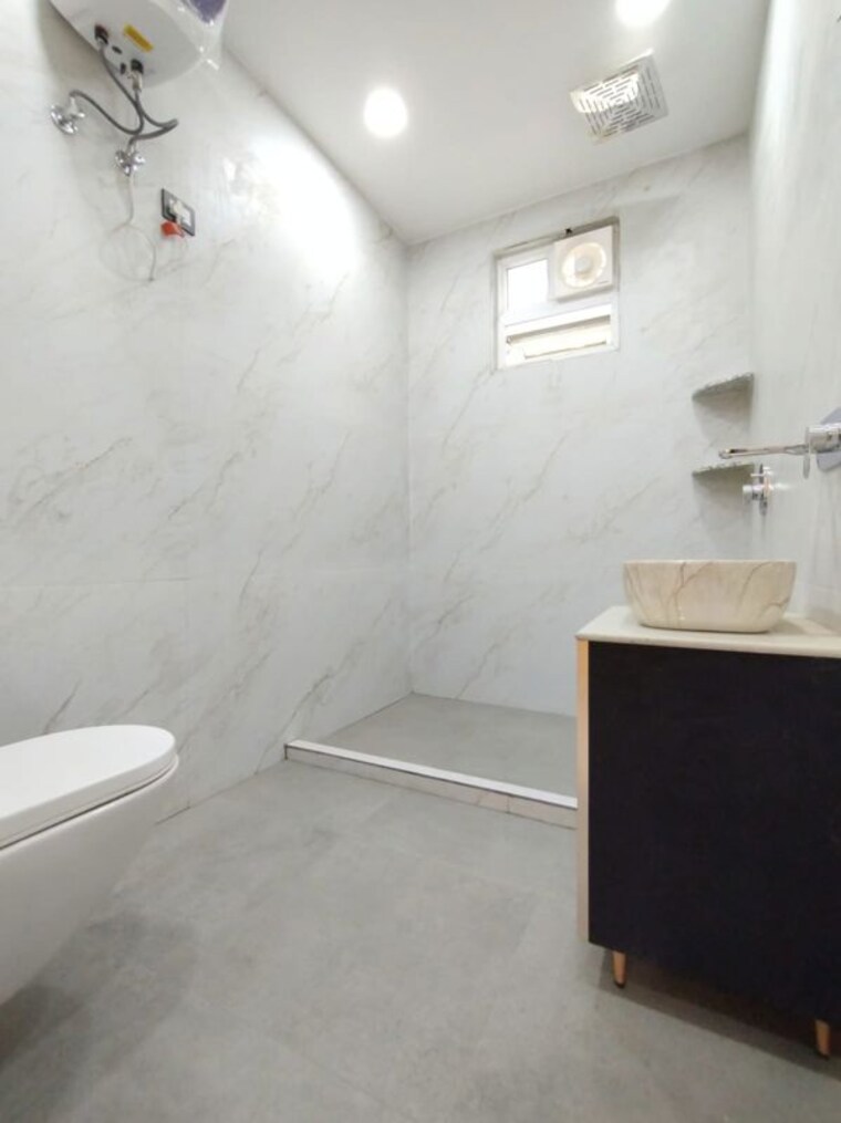 Bathroom, vasant kunj 5 Bedroom 500 Sq.Yd. Builder Floor In Vasant Kunj Delhi 10759775