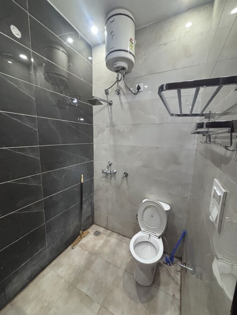 Bathroom, sunny enclave 1 Bedroom 150 Sq.Yd. Builder Floor In Sunny Enclave Mohali 10639049