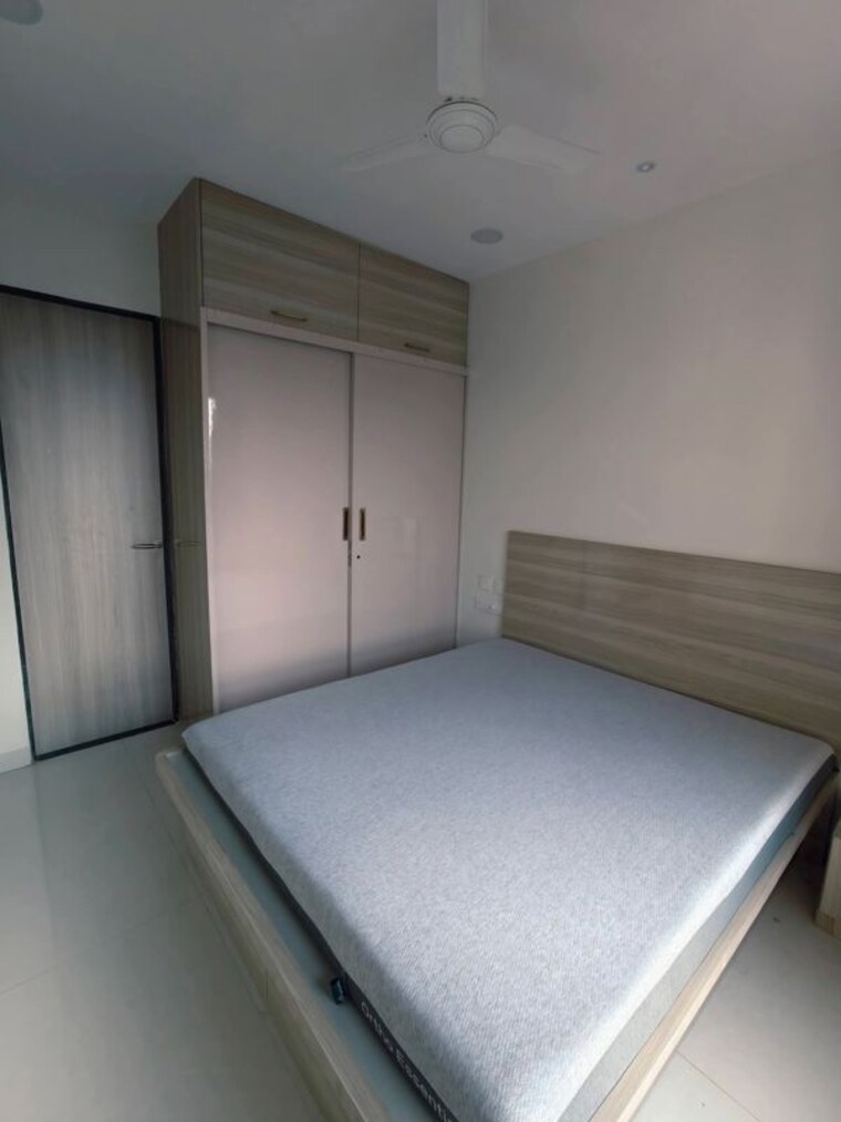 Room, dadar east 2 Bedroom 500 Sq.Ft. Apartment In Dadar East Mumbai 10760060