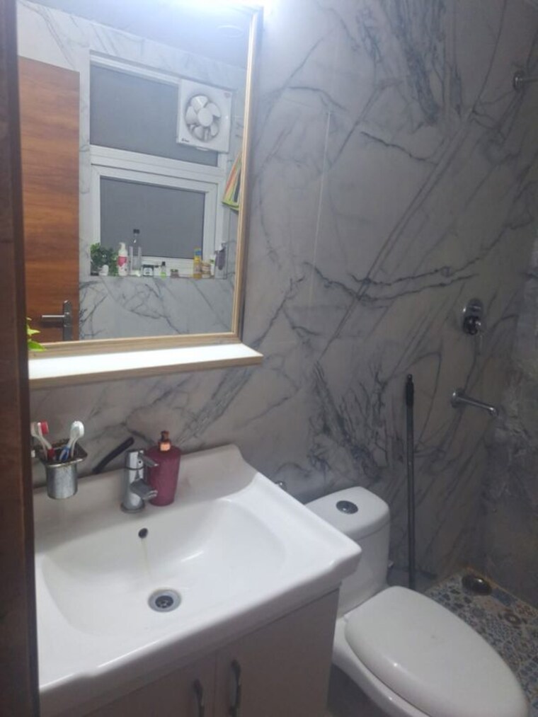 Bathroom, tulip-violet 3 Bedroom 1578 Sq.Ft. Apartment In Sector 69 Gurgaon 10760081