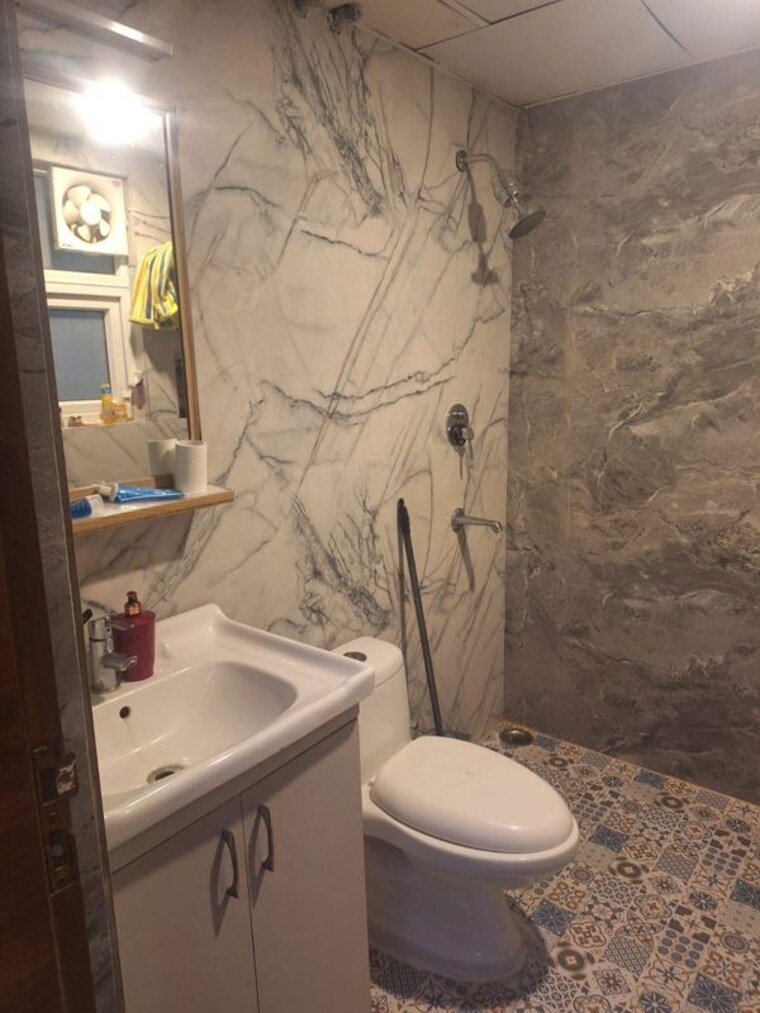 Bathroom, tulip-violet 3 Bedroom 1578 Sq.Ft. Apartment In Sector 69 Gurgaon 10760081