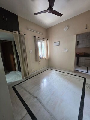 Room in 2 BHK Apartment at West Vinod Nagar – for Rent