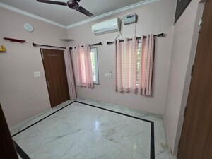Room in 2 BHK Apartment at West Vinod Nagar – for Rent