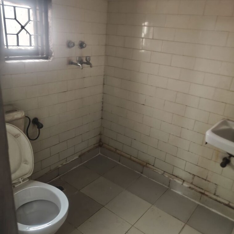 Bathroom, ip extension 2 Bedroom 950 Sq.Ft. Apartment In Ip Extension Delhi 10758979