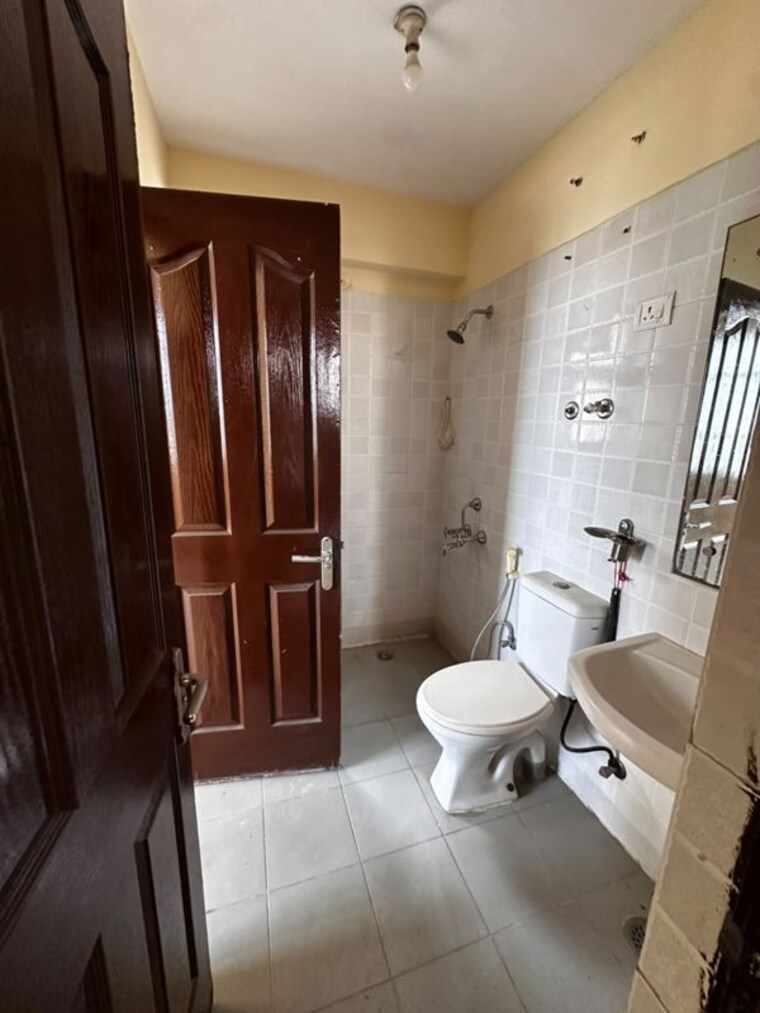 Bathroom, tulip-violet 3 Bedroom 1578 Sq.Ft. Apartment In Sector 69 Gurgaon 10760300