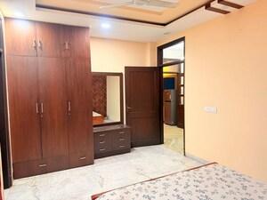 Room in 3 BHK Builder Floor at Silverglades Hightown, Sushant Lok I – for Rent