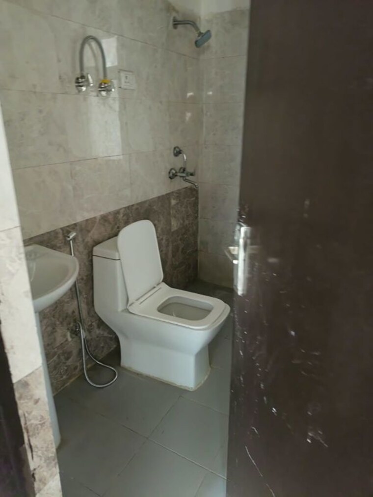 Bathroom, aims-golf-city 2 Bedroom 950 Sq.Ft. Apartment In Sector 75 Noida 10760487