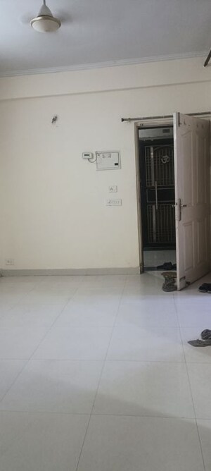 Room in 2 BHK Apartment at Maxblis Grand Kingston, Sector 75 – for Rent