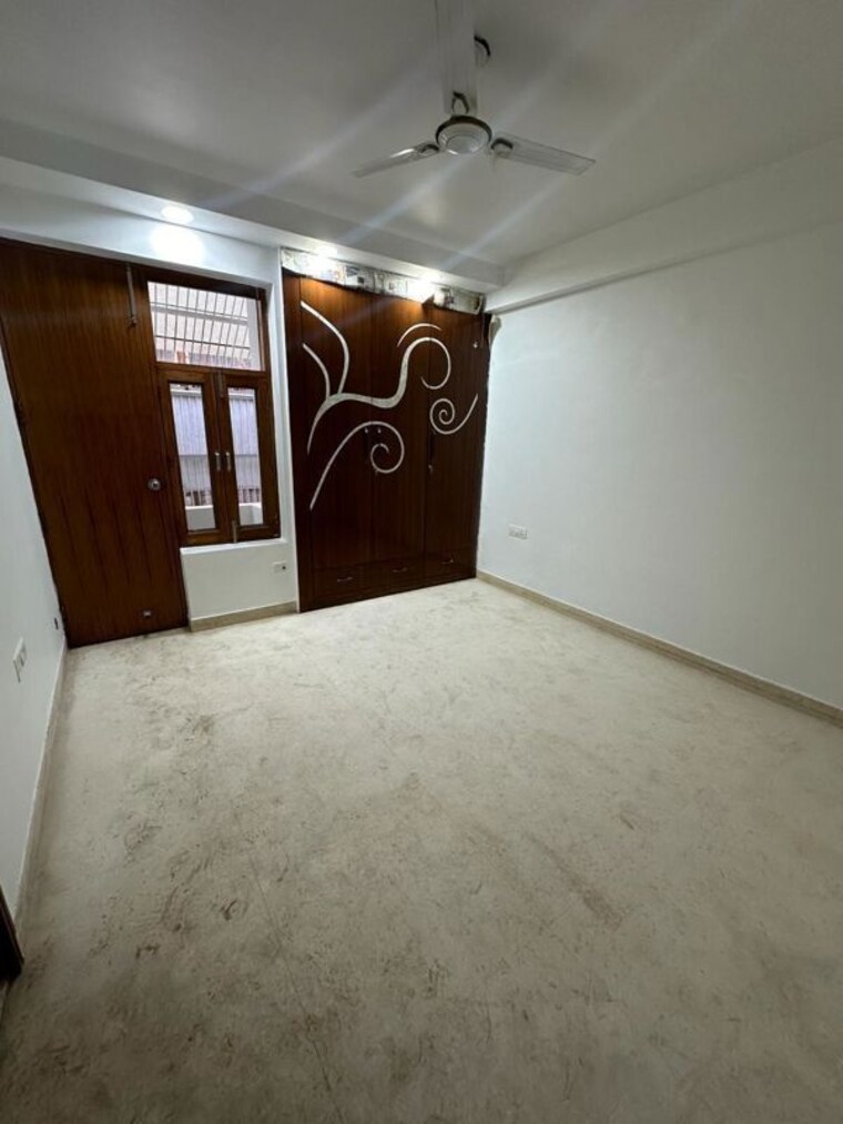 Room, sector 39 5 Bedroom 250 Sq.Yd. Independent House In Sector 39 Noida 10760519