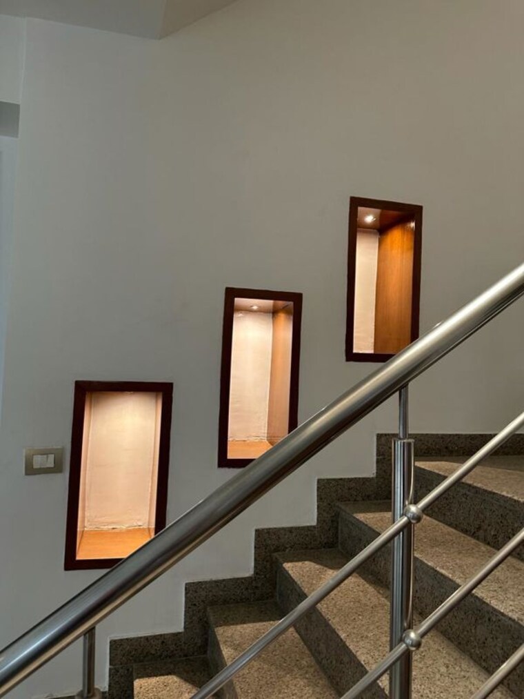 Room, sector 39 5 Bedroom 250 Sq.Yd. Independent House In Sector 39 Noida 10760519