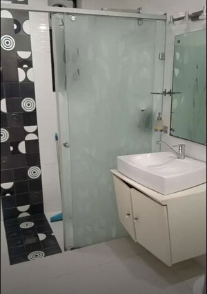 Bathroom in 6 BHK Independent House at Gomti Nagar – for Rent