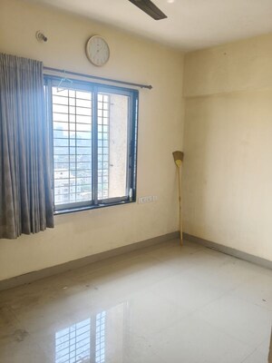 Room in 3 BHK Apartment at Vartak Nagar – for Sale