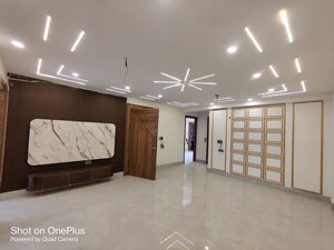Room in 4 BHK Builder Floor at Green Fields Colony – for Rent