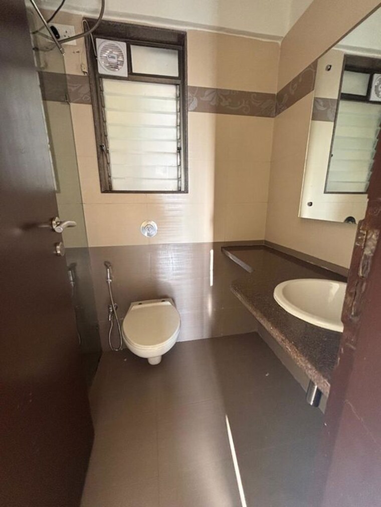 Bathroom, lake-primrose 2 Bedroom 970 Sq.Ft. Apartment In Powai Mumbai 10760680