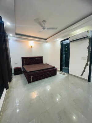Room in 3 BHK Builder Floor at Saket – for Rent