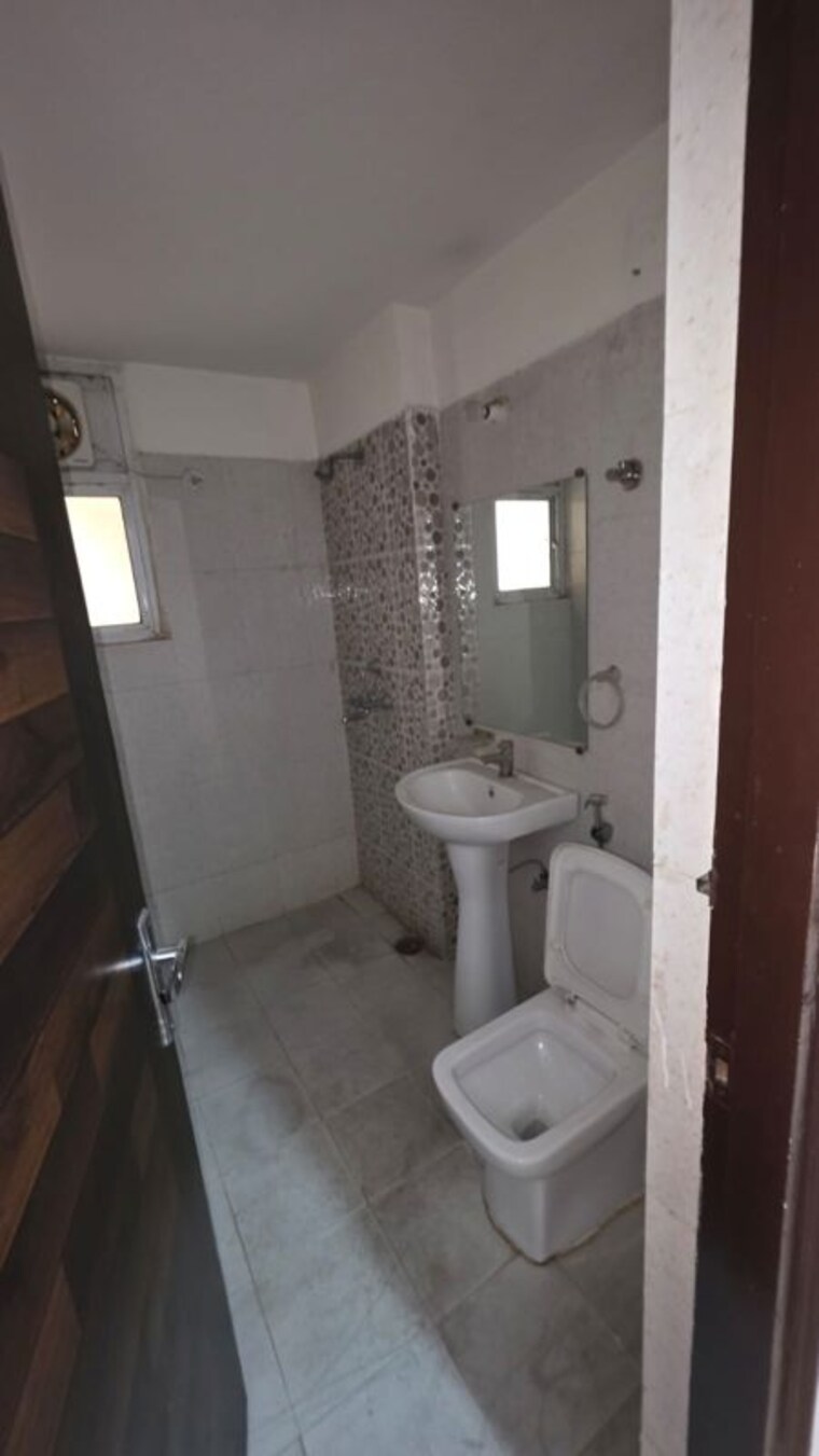 Bathroom, sector 1 greater noida 3.5 Bedroom 1800 Sq.Ft. Apartment In Sector 1 Greater Noida Greater Noida 10760710