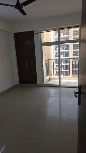 Room in 3.5 BHK Apartment at Sector 1 Greater Noida – for Sale