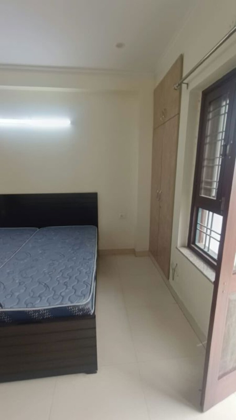 Room, sector 52 3 Bedroom 1800 Sq.Ft. Builder Floor In Sector 52 Gurgaon 10760694