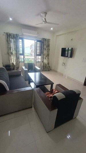Team Area in 3 BHK Builder Floor at Sector 52 – for Rent