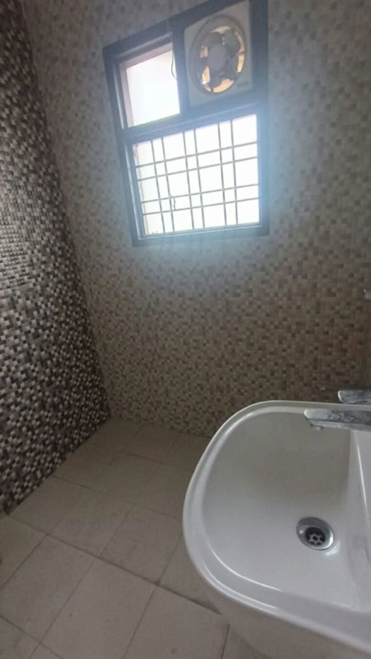 Bathroom, sector 52 3 Bedroom 1800 Sq.Ft. Builder Floor In Sector 52 Gurgaon 10760694