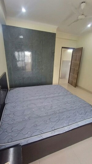 Room in 3 BHK Builder Floor at Sector 52 – for Rent