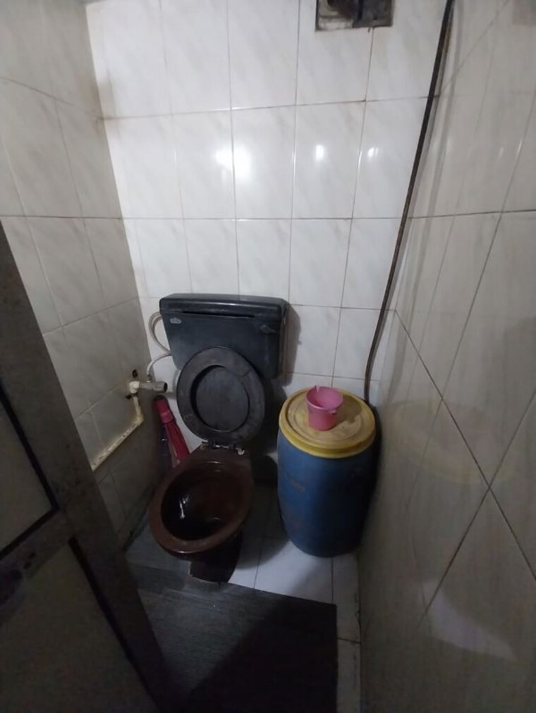Bathroom, andheri east Commercial Office Space 500 Sq.Ft. In Andheri East Mumbai 10760602