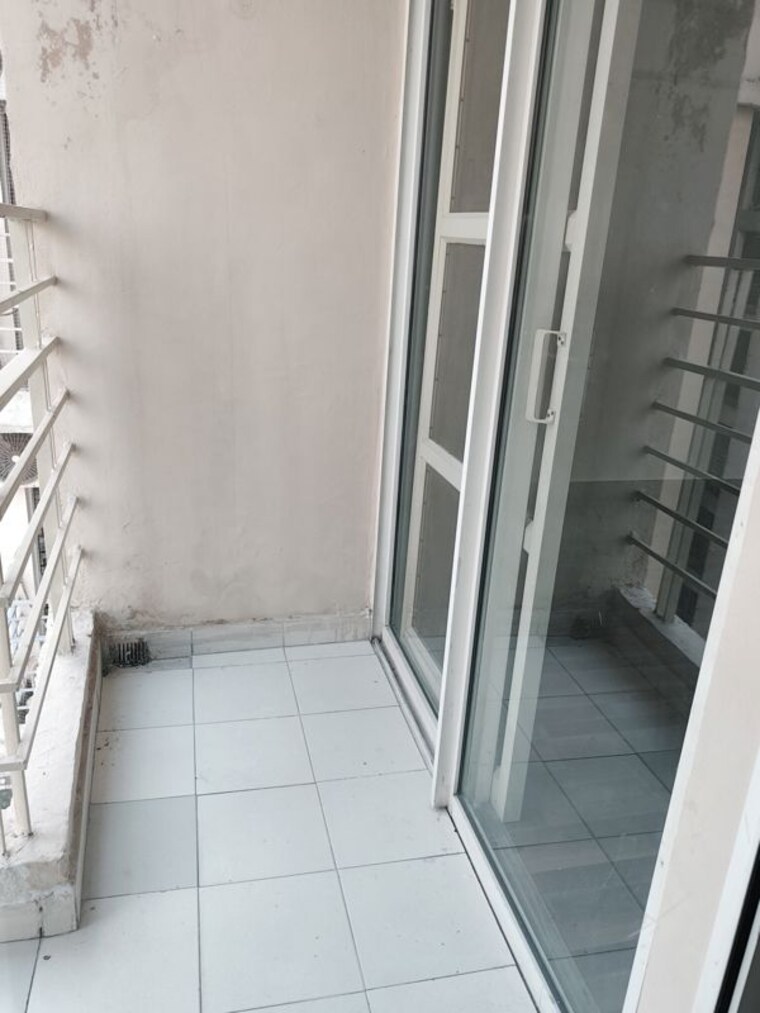 Balcony, paras-tierea 2 Bedroom 960 Sq.Ft. Apartment In Sector 137 Noida 10760751
