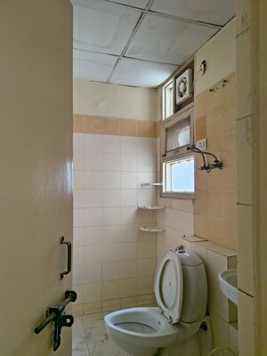 Team Area in 2 BHK Apartment at Omaxe Heights, Sector 86 – for Sale