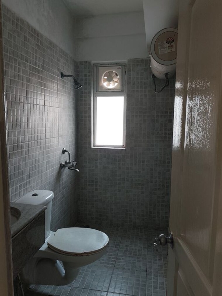 Bathroom, paras-tierea 2 Bedroom 925 Sq.Ft. Apartment In Sector 137 Noida 10760800