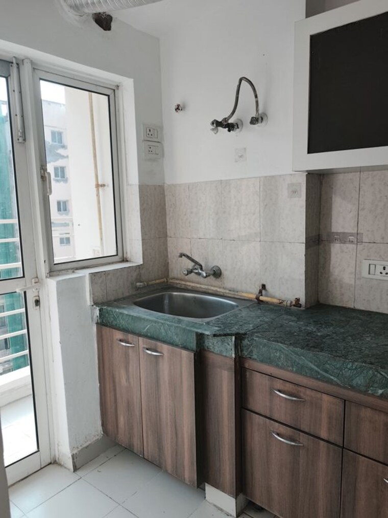 Kitchen, paras-tierea 2.5 Bedroom 1070 Sq.Ft. Apartment In Sector 137 Noida 10760834