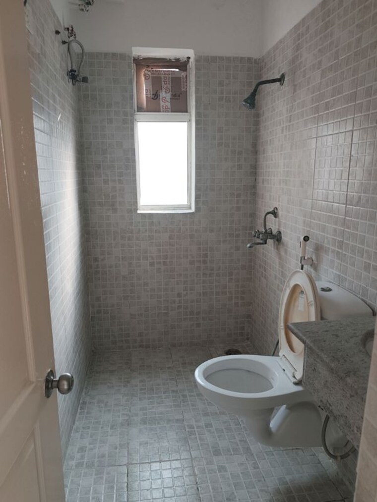 Bathroom, paras-tierea 2.5 Bedroom 1070 Sq.Ft. Apartment In Sector 137 Noida 10760834