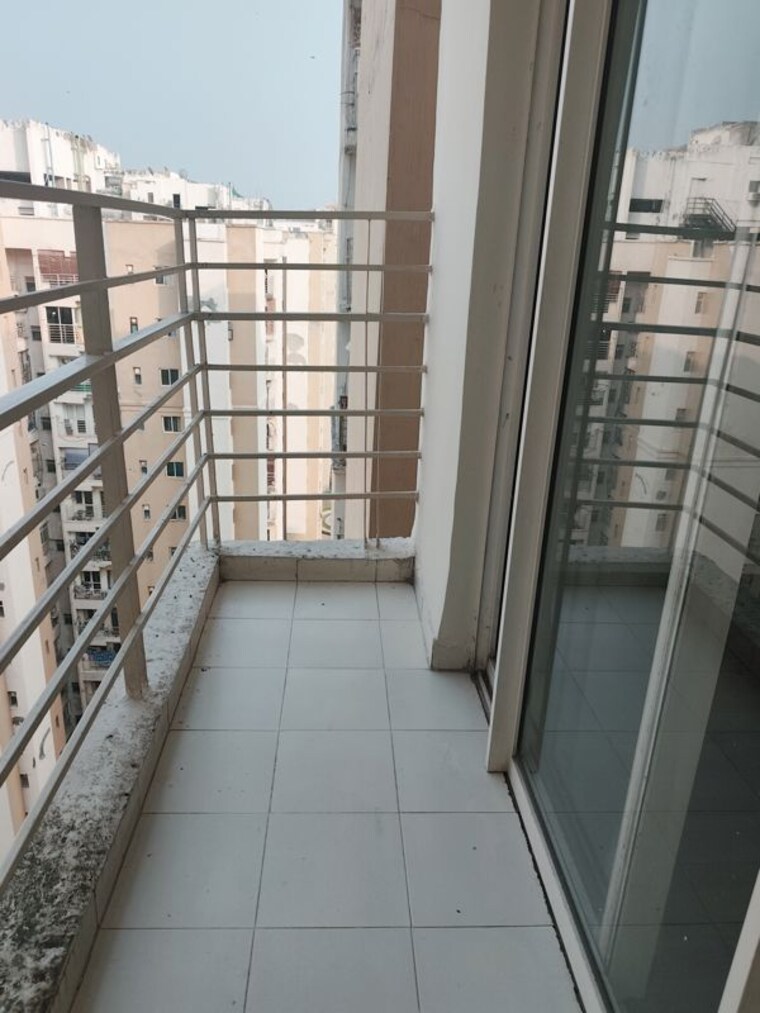 Balcony, paras-tierea 2.5 Bedroom 1070 Sq.Ft. Apartment In Sector 137 Noida 10760834