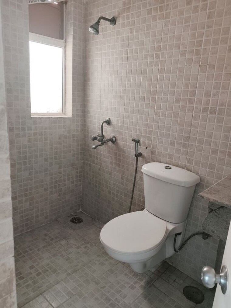 Bathroom, paras-tierea 2.5 Bedroom 1070 Sq.Ft. Apartment In Sector 137 Noida 10760848