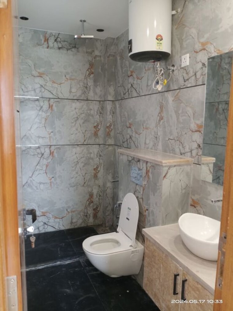 Bathroom, freedom fighters enclave 3 Bedroom 2000 Sq.Ft. Apartment In Freedom Fighters Enclave Delhi 10760905