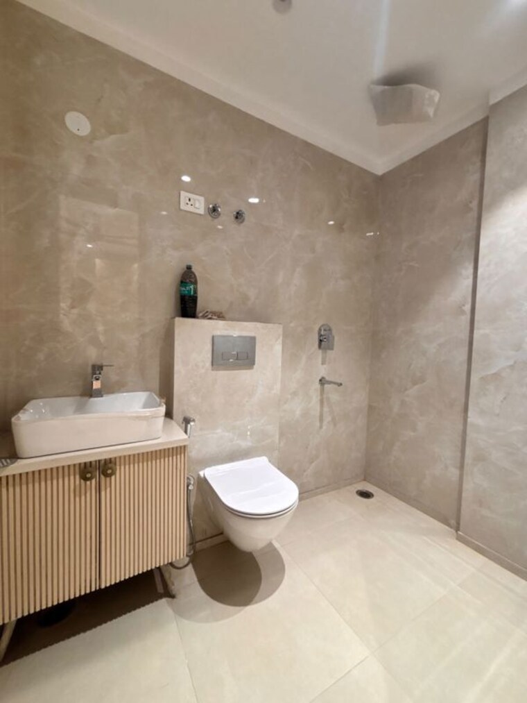 Bathroom, freedom fighters enclave 3 Bedroom 1900 Sq.Ft. Apartment In Freedom Fighters Enclave Delhi 10760914