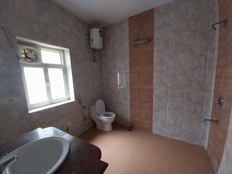 Bathroom, sheikh sarai 3 Bedroom 2000 Sq.Ft. Independent House In Sheikh Sarai Delhi 10760924