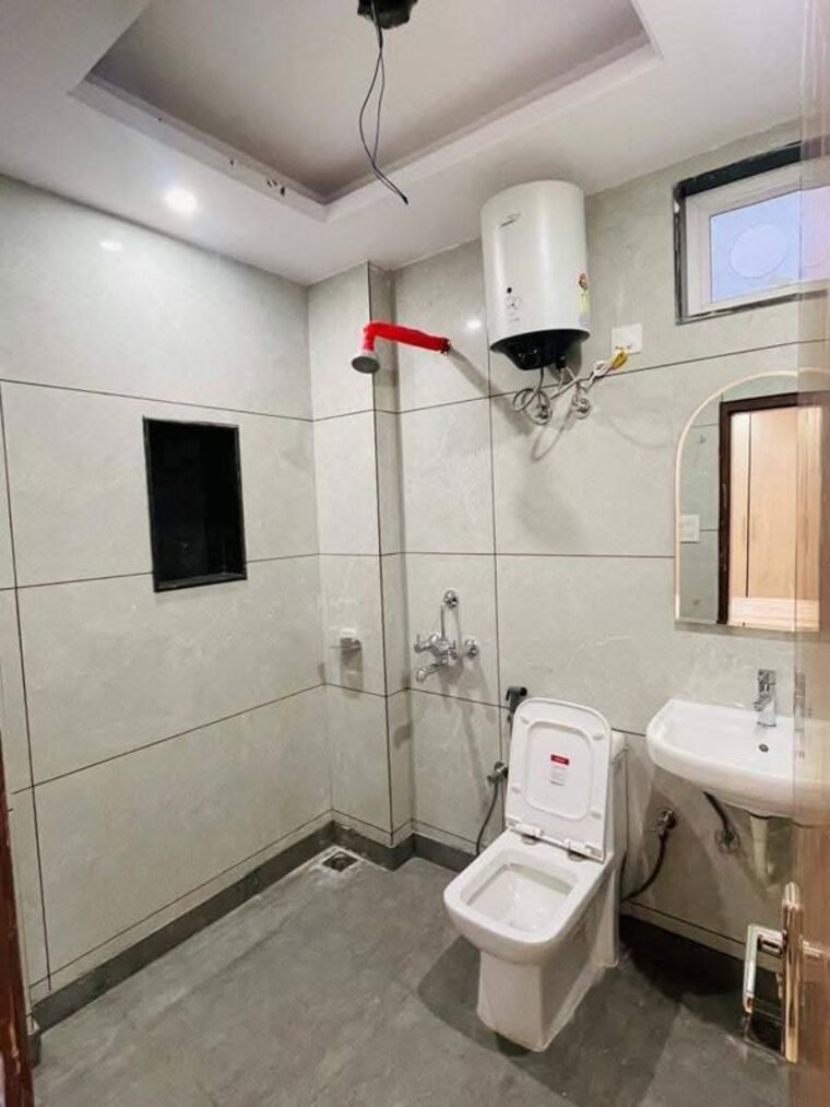Bathroom, freedom fighters enclave 1 Bedroom 700 Sq.Ft. Apartment In Freedom Fighters Enclave Delhi 10760984