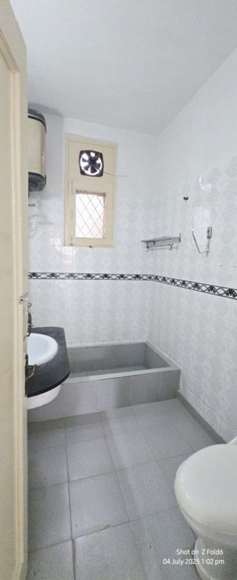 Bathroom, sarvodaya enclave 4 Bedroom 500 Sq.Yd. Builder Floor In Sarvodaya Enclave Delhi 10760958