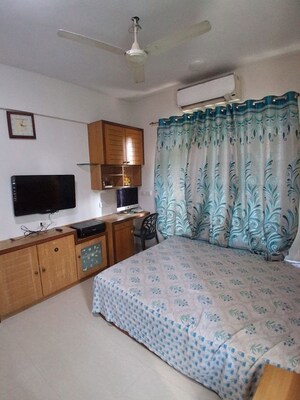Bedroom in 2 BHK Apartment at Chembur – for Rent