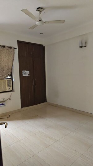 Room in 2 BHK Apartment at Unitech Uniworld Gardens 2, Sector 47 – for Rent