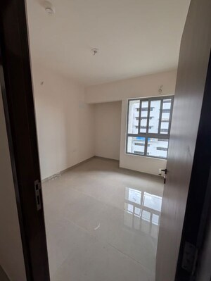 Room in 2 BHK Apartment at Piramal Vaikunth, Balkum Pada – for Rent
