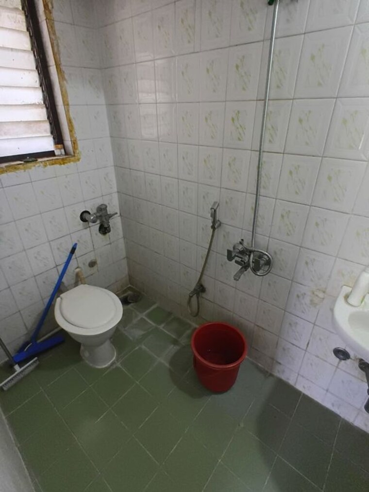 Bathroom, lokhandwala-whispering-palms 3 Bedroom 868 Sq.Ft. Apartment In Kandivali East Mumbai 10761075