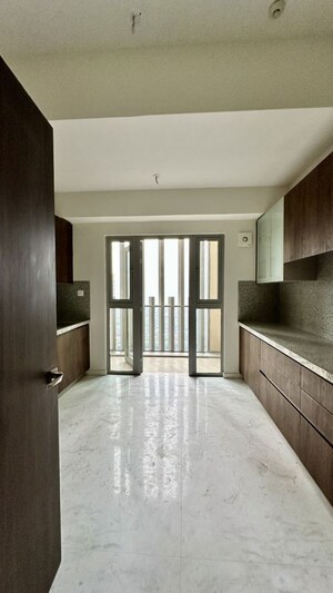 Room in 4 BHK Apartment at Piramal Aranya, Byculla – for Rent