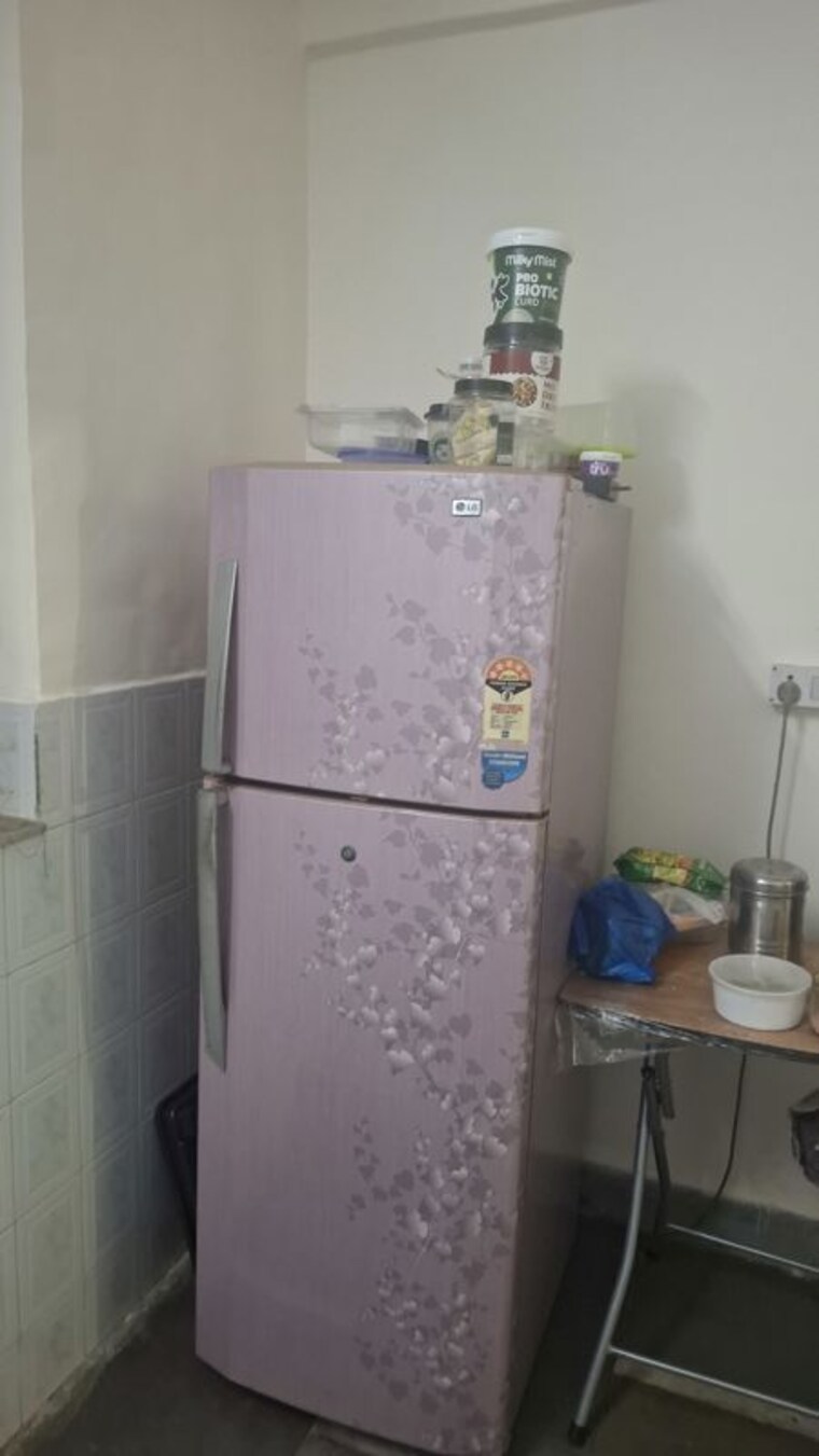 Bathroom, malad west Pg For Girls In Malad West 10761099