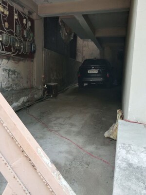 Parking in 2 BHK Builder Floor at Vaishali Sector 5 – for Rent