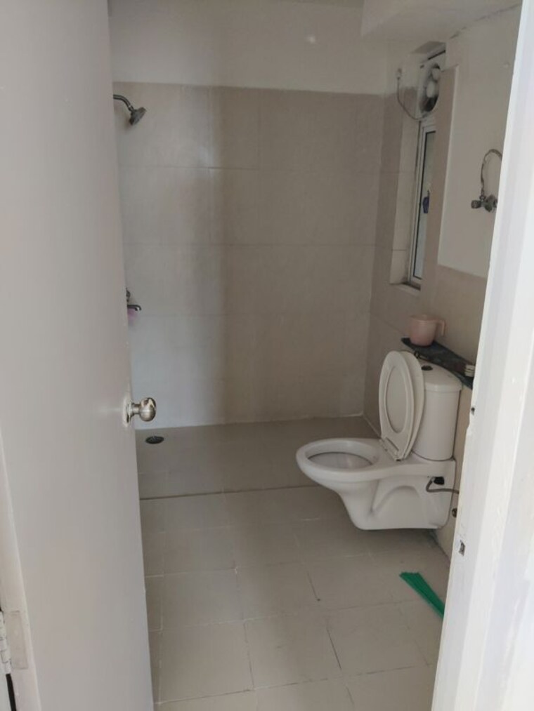 Bathroom, jaypee-greens-kosmos 3.5 Bedroom 1350 Sq.Ft. Apartment In Sector 134 Noida 10761160