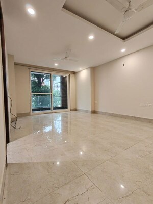 Room in 3 BHK Builder Floor at Uppal Southend, Sector 49 – for Rent